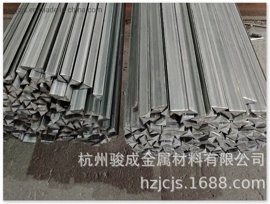 Membro di Chamfer Q235 Carbon Structural Steel Triangle Shape Bar per il calcestruzzo prefissato